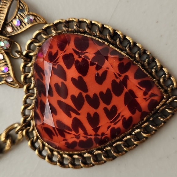 BETSEY JOHNSON 32" Long Goldtone Animal Print Heart Necklace - Picture 5 of 9